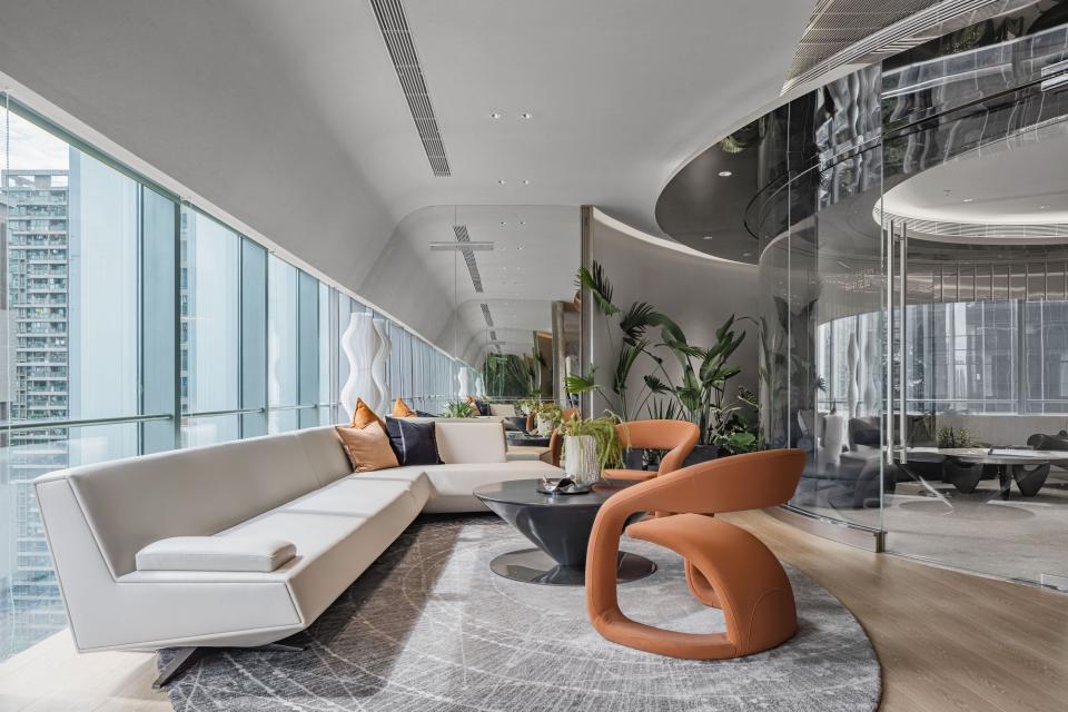 Stylish lounge area featuring modern furniture and large windows at the Foshan Vanke Financial Centre's Unbound Ark project.