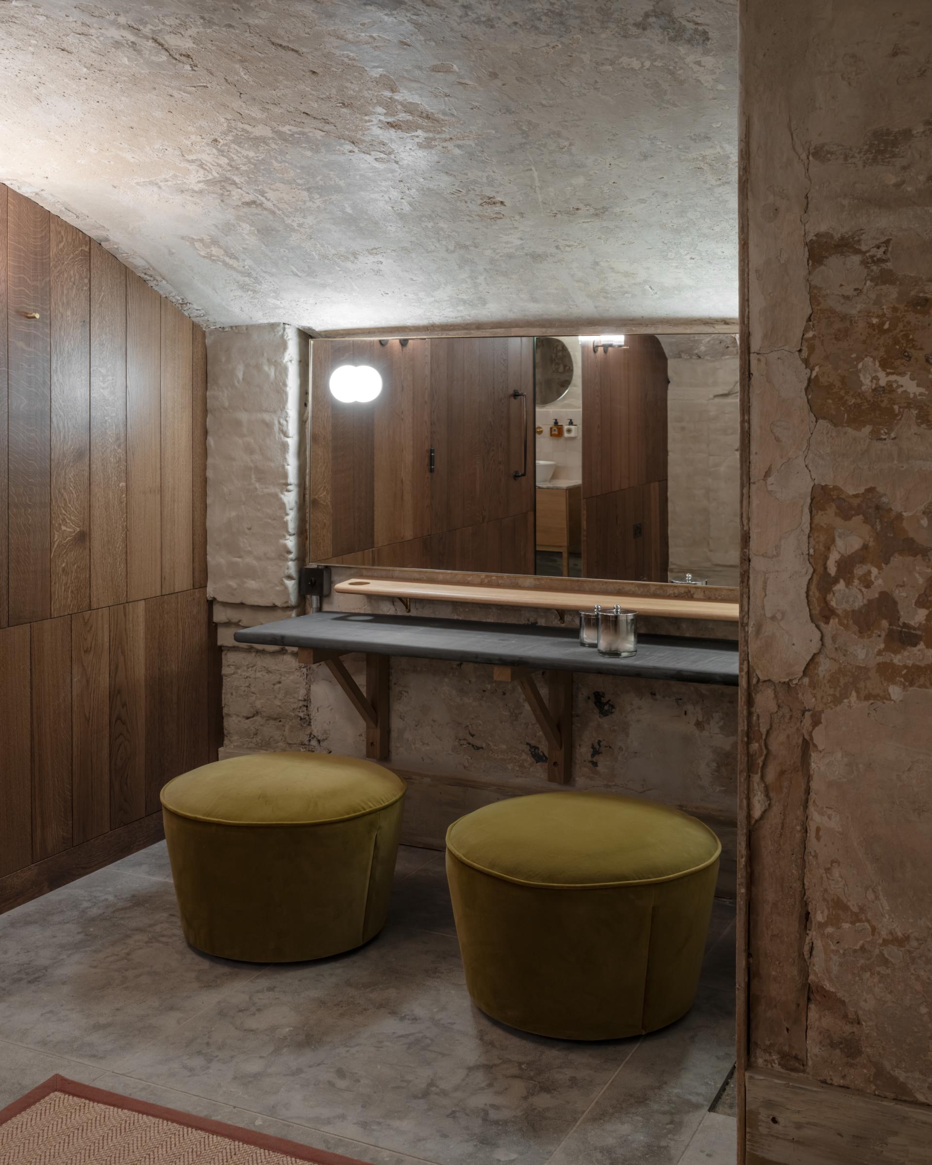 Carter Owers Studio reimagines the interiors of Skinners' Hall as 8½ London. 