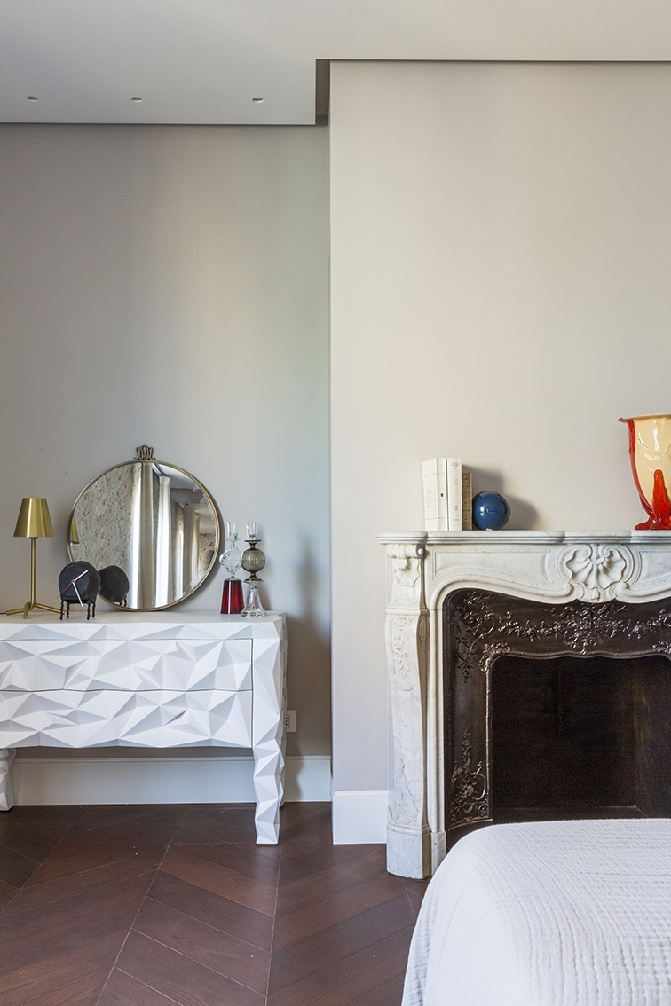 Bedroom. Arctic Rock dressoir by JSPR; Pendule clock by Papier à étres for Serax; Kalff studio candelabra; Mio table lamp by Aldo Cibic by Ghidini 1961; Randaccio mirror by Gio Ponti by Gubi; original marble fireplace with lacquered ceramic sphere by Bosa and Fish vase design Gaetano Pesce; Flowers coffee table by Ghidini 1961 in copper; Maze stool by Dirk Vander Kooij; Morris Plaid by L’Arcolaio; Vanly beige plaid by Harmony; wardrobes custom designed by Alvisi Kirimoto; wallpaper by Metamorphosi. ©Serena Eller Vainicher