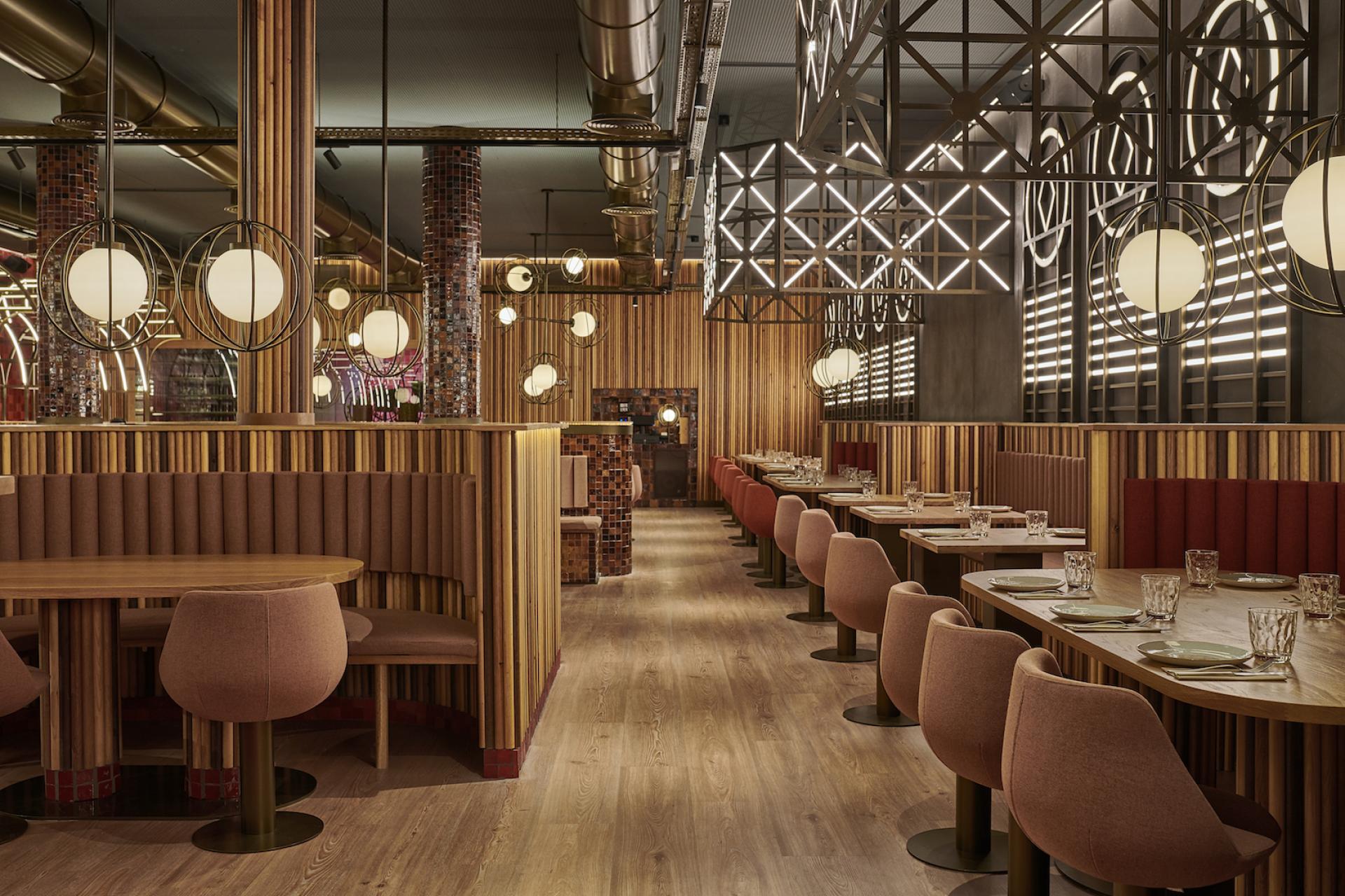 Modern interior design of Piur restaurant in Valencia, featuring wooden accents, stylish lighting, and cozy seating arrangements.