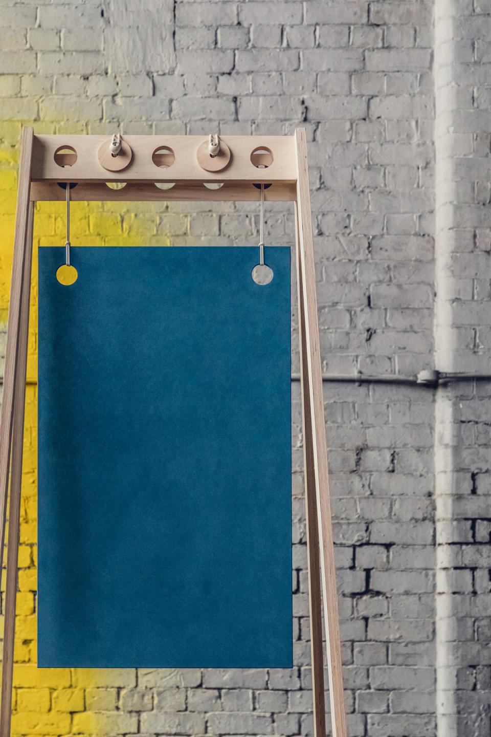 Flexible furniture display featuring a blue panel, designed for pop-up shops and creative installations.