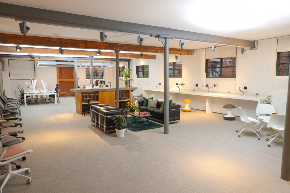 Modern office layout in Humanscale’s Manchester showroom, featuring ergonomic furniture and bright, welcoming design elements.