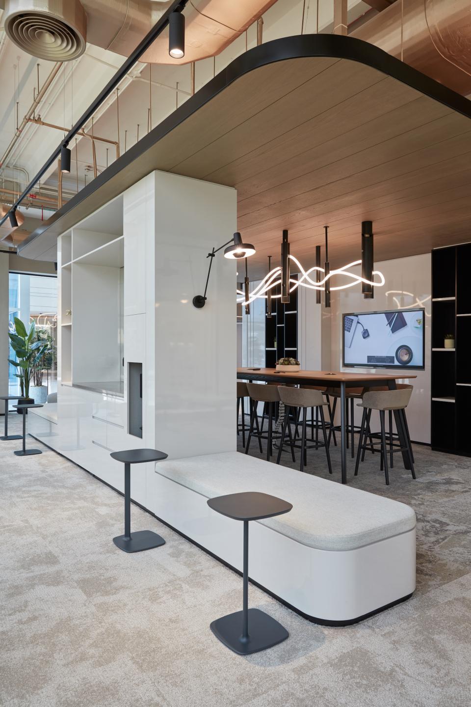 Modern management office design featuring sleek furniture, collaborative spaces, and innovative lighting in Dubai Internet City.