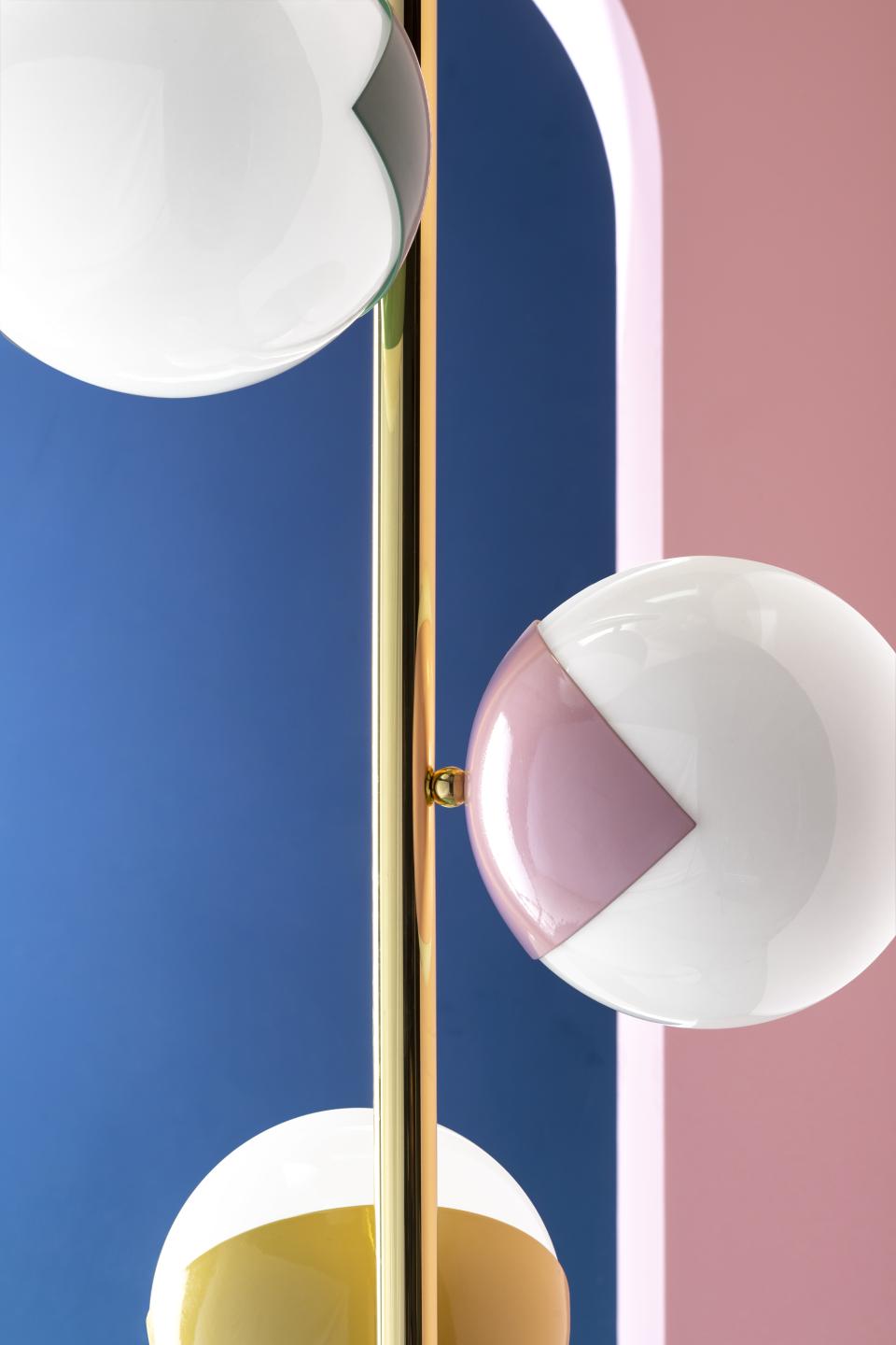 Colorful 'eyeball' lamps with glossy globes atop golden stems, showcasing modern design from Magic Circus Éditions.