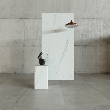 Contemporary interior showcasing Silestone® Ethereal surfaces with marble look, complemented by modern art and lighting.