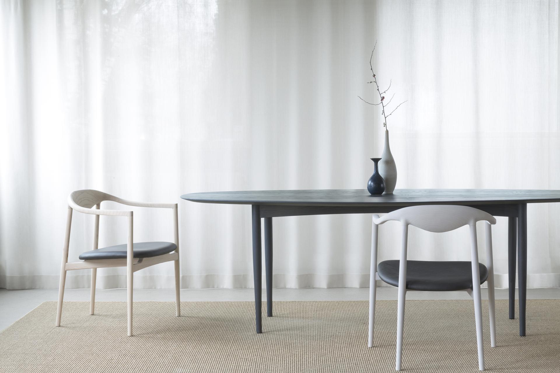 Elegant Danish dining room featuring the JARI collection by Brdr. Krüger, showcasing a sleek table and stylish chairs.