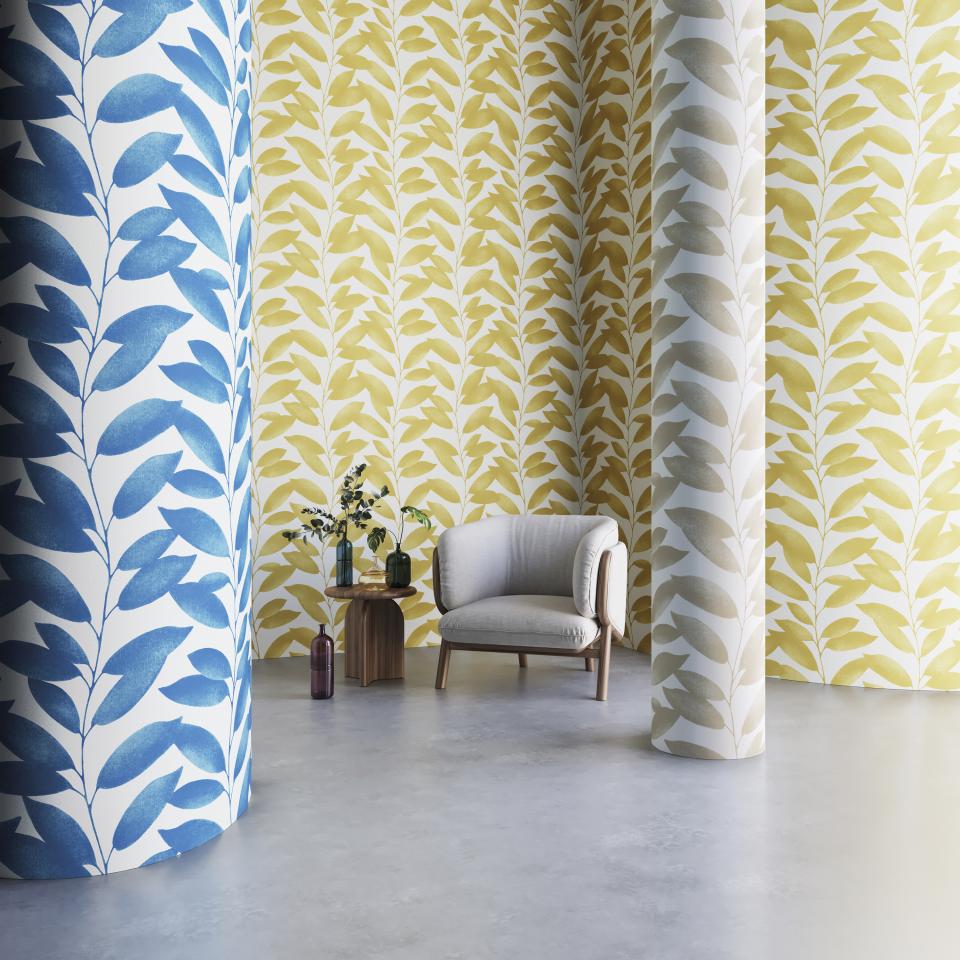 Stylish room featuring Omexo's sustainable wallcoverings in leaf designs, complemented by modern seating and decor.