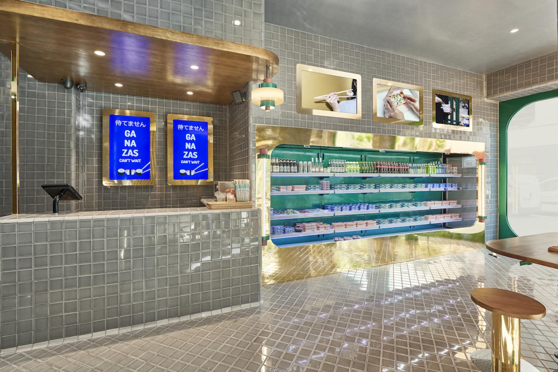 Modern interior of Kento Gran Vía, featuring sleek decor, sushi displays, and digital menus by Masquespacio.