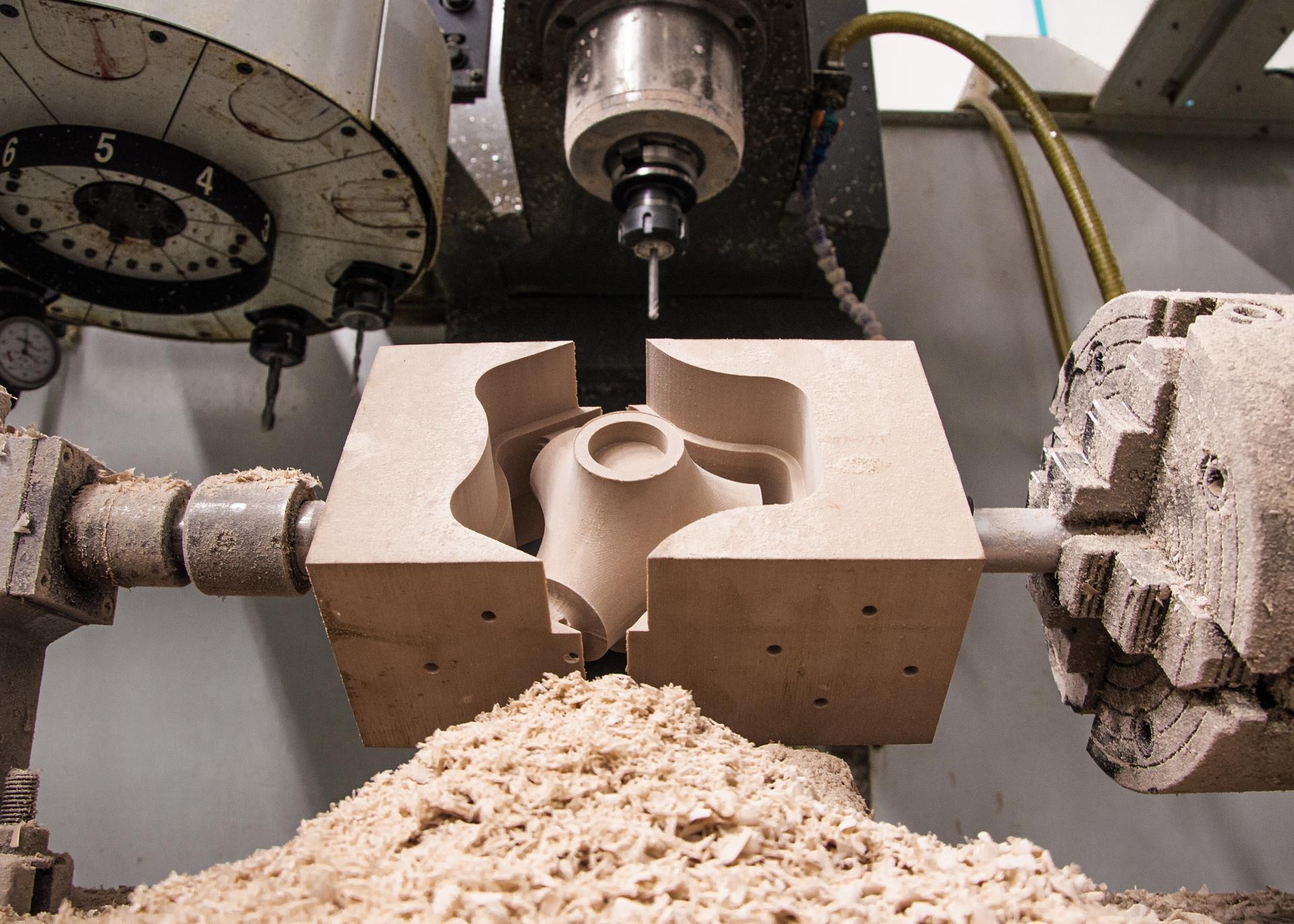 Machining process of terracotta mold for innovative cooling solutions, highlighting sustainable architecture techniques.