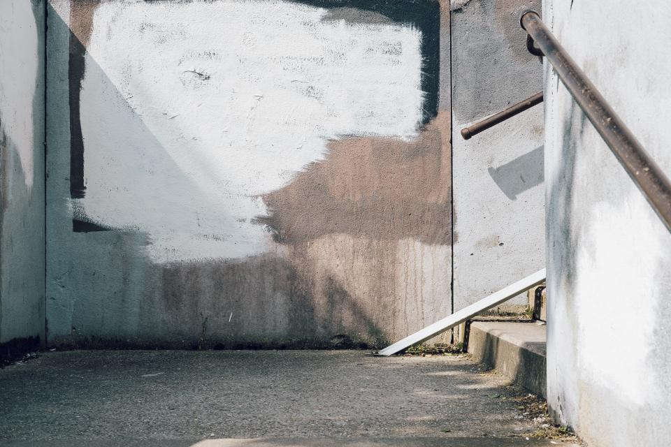 Abstract walls and light play with shadows in a modern architectural space, emphasizing creative design possibilities.