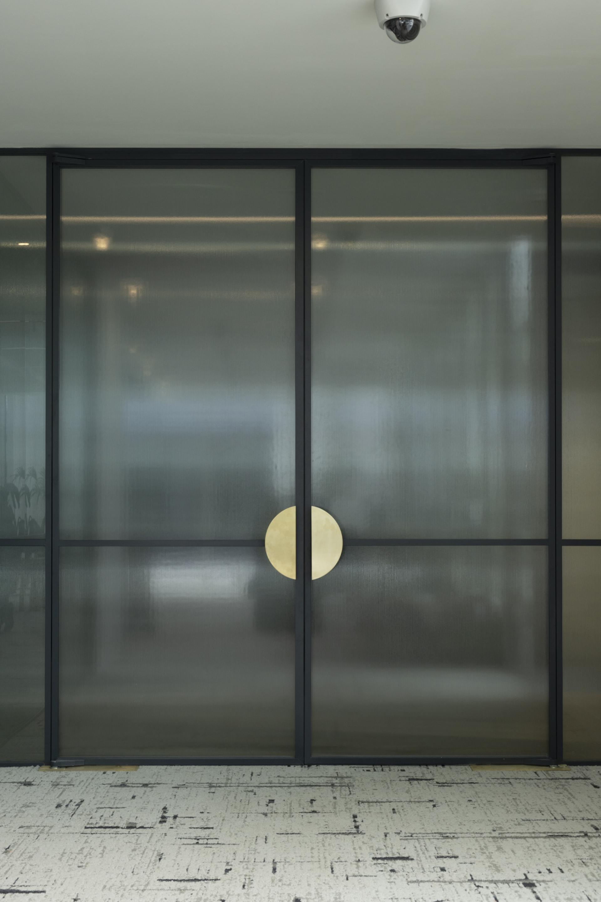 Bespoke door designs and high-end office partitions by Radii for Goodwin Procter.