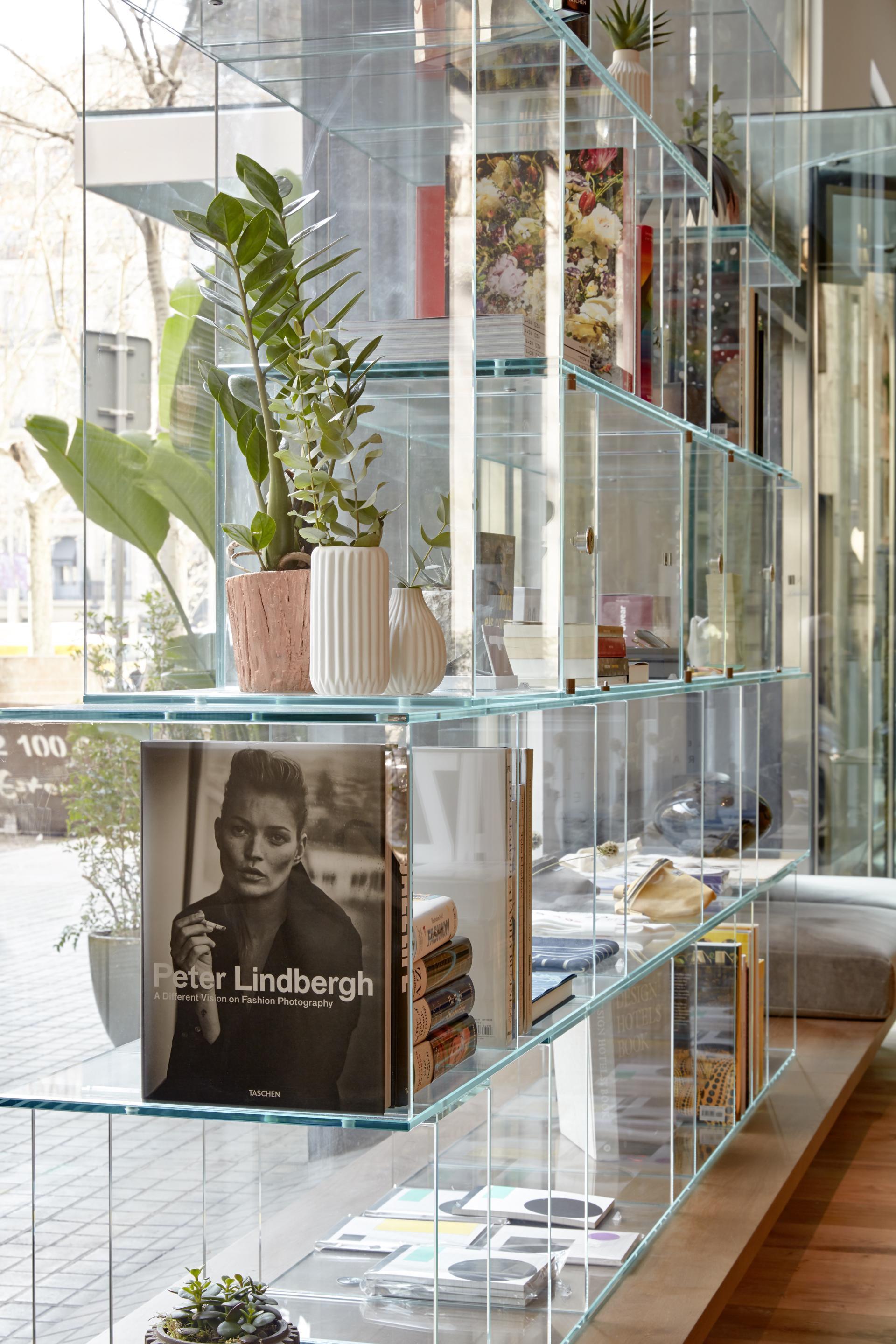 Stylish hotel display featuring plants and curated books, highlighting the contemporary design of Sir Victor in Barcelona.