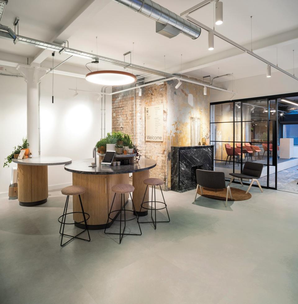 Modern interior featuring Karndean Designflooring’s extra-large tiles, showcasing a sleek concrete aesthetic and stylish furnishings.