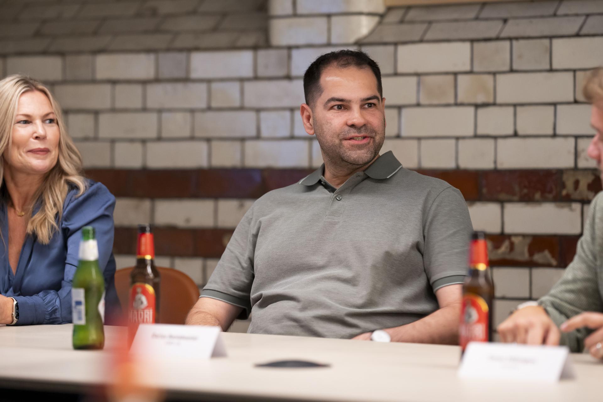 Discussion among professionals on the impact of data and technology in the workplace, with beverages on the table.