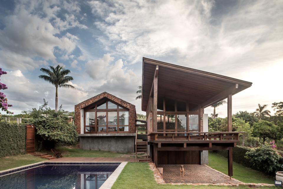 Lake House by Solo Arquitetos features modern architecture integrated with lush greenery and a tranquil swimming pool in Brazil.