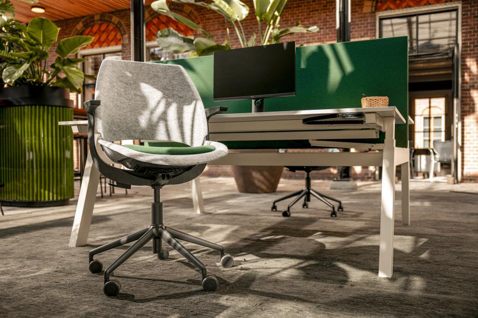 Be Hybrid task chair designed for sustainable workspaces, featuring recycled materials in a modern office setting.