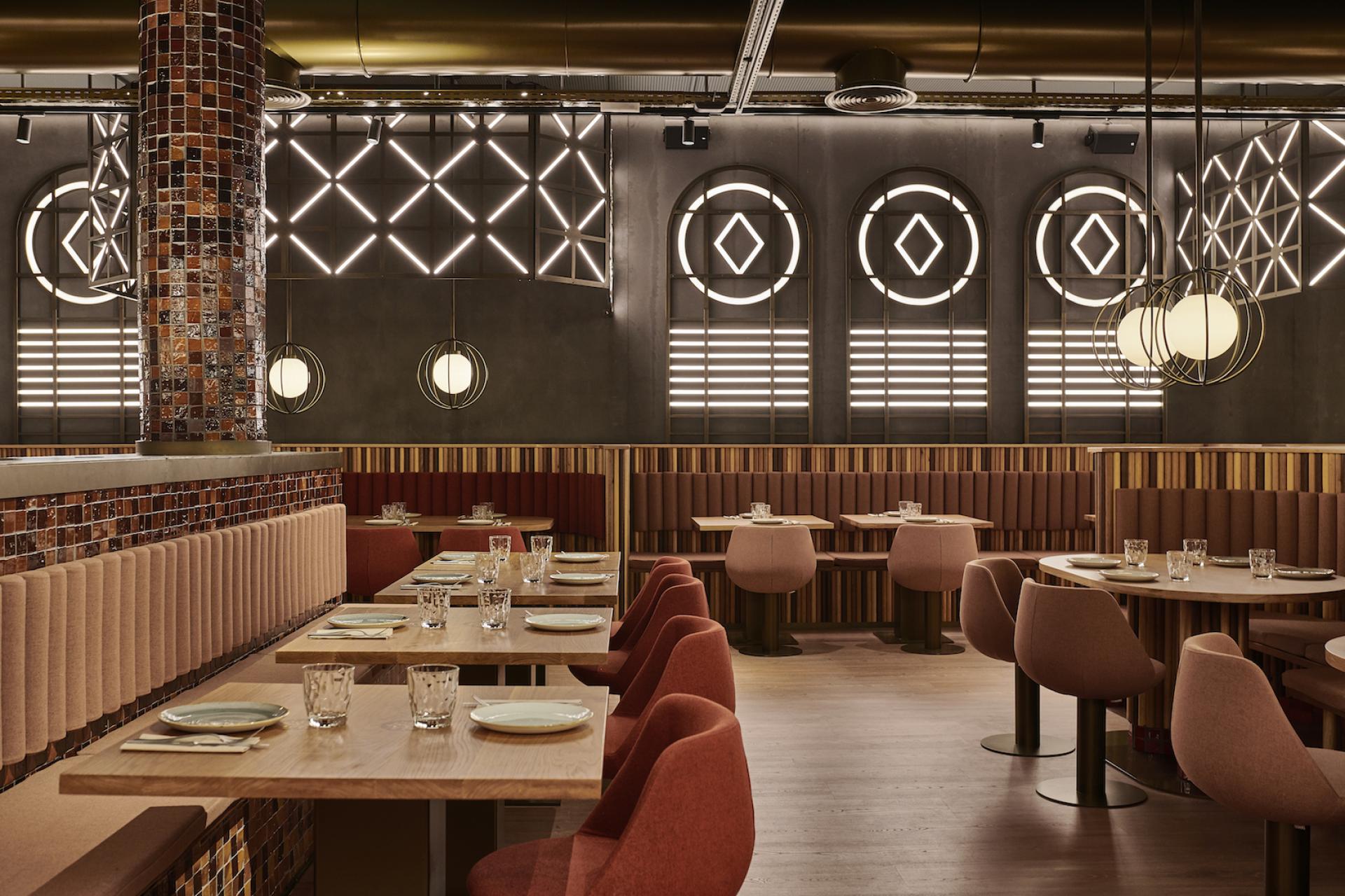 Modern interior design of Piur restaurant in Valencia, featuring stylish seating and geometric lighting elements.