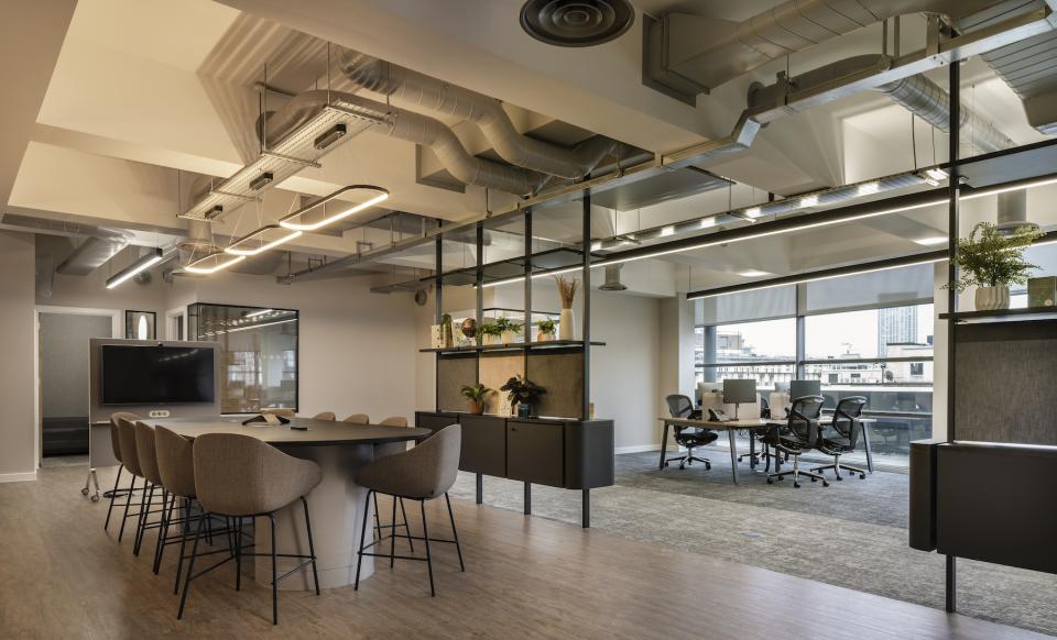 Modern workspace design by SpaceInvader for Tosca Debt Capital features collaborative areas and contemporary furnishings in Manchester HQ.