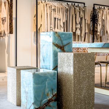 Marble furniture pieces featuring blue and glitter finishes showcased in Reinders' stylish showroom in the Netherlands.