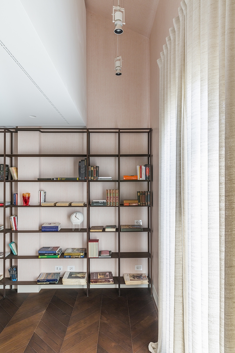 Guest bedroom. Wall bookcase with wengé wood veneer custom designed by Alvisi Kirimoto; wallpaper by Metamorphosi; ceiling lights Le Perroquet by IGuzzini; Pendule clock by Papier à étres for Serax; Fish vase design Gaetano Pesce. ©Serena Eller Vainicher