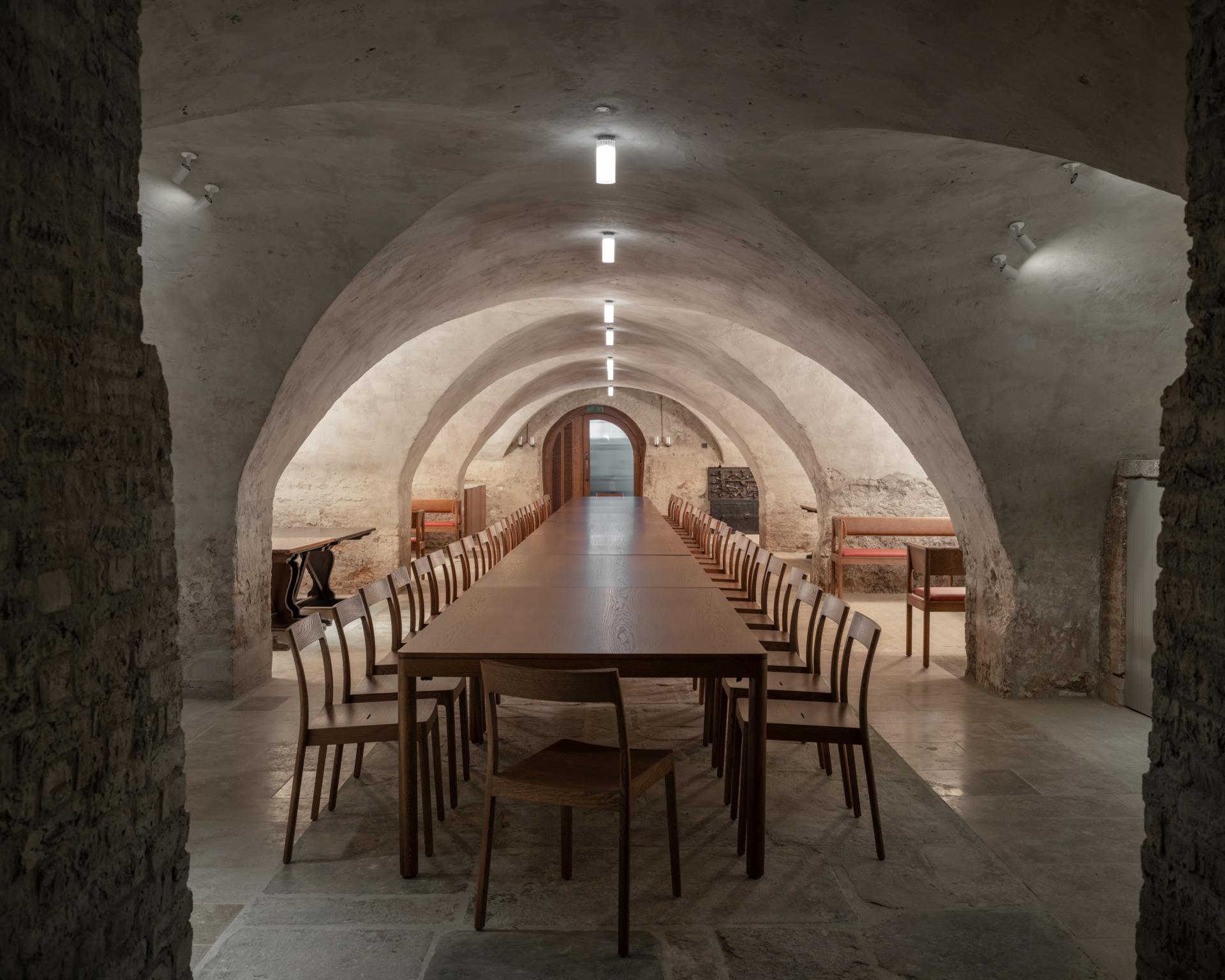 Carter Owers Studio reimagines the interiors of Skinners' Hall as 8½ London. 