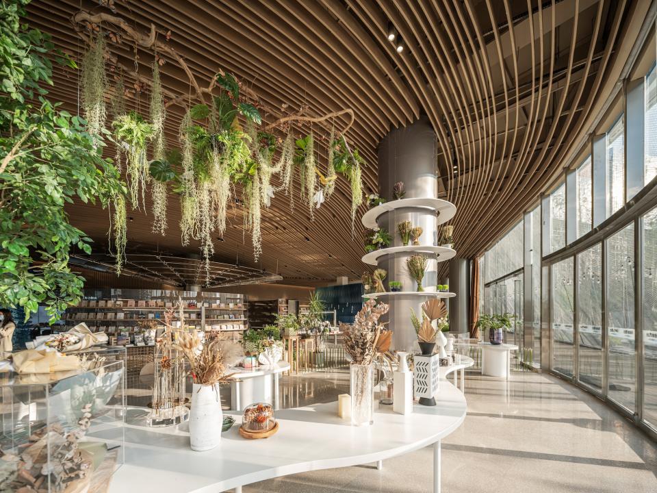 Lush greenery and sculptural design elements enhance the interior of Karv One's Leas exhibition hall in Dali, China.