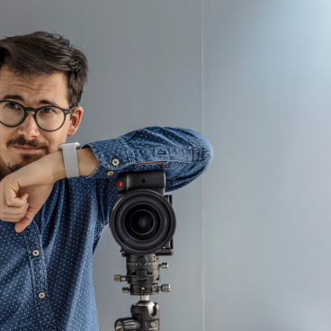 Photographer Manuel Rodríguez Fernández poses with his camera, showcasing his passion for capturing European architectural beauty.