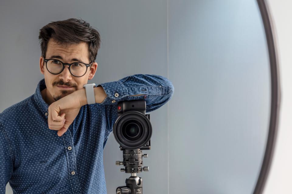Photographer Manuel Rodríguez Fernández poses with his camera, showcasing his passion for capturing European architectural beauty.