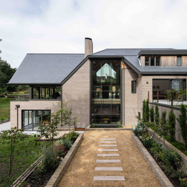 Modern Arts and Crafts style home featuring CUPA PIZARRAS’ CUPA 12 natural slate roof and landscaped garden.