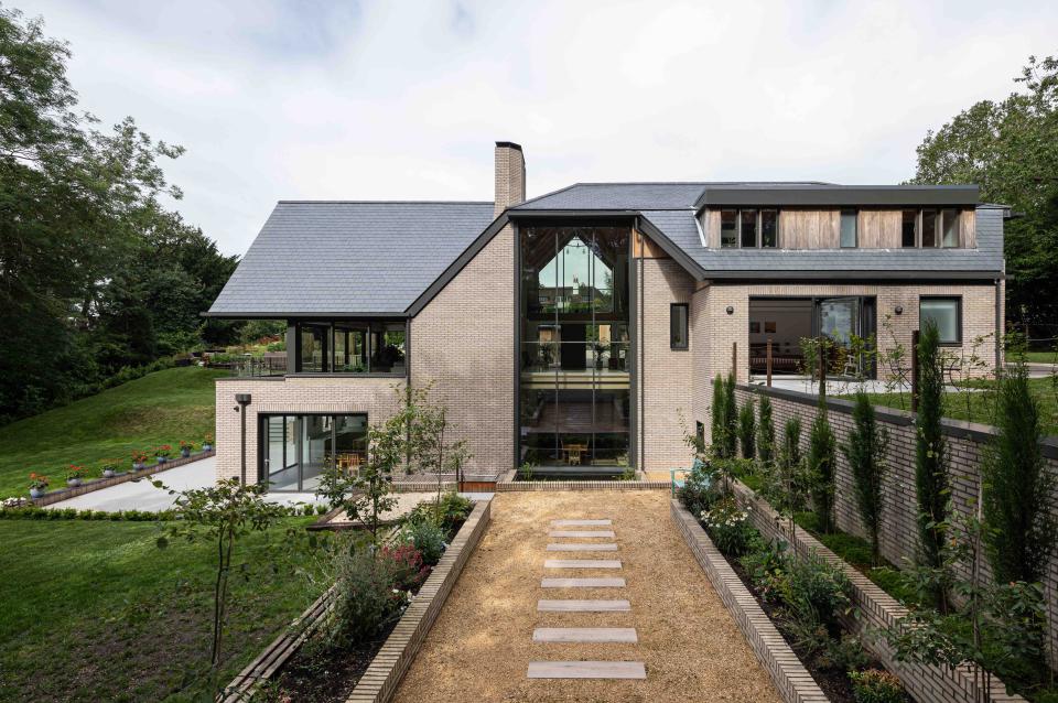Modern Arts and Crafts style home featuring CUPA PIZARRAS’ CUPA 12 natural slate roof and landscaped garden.