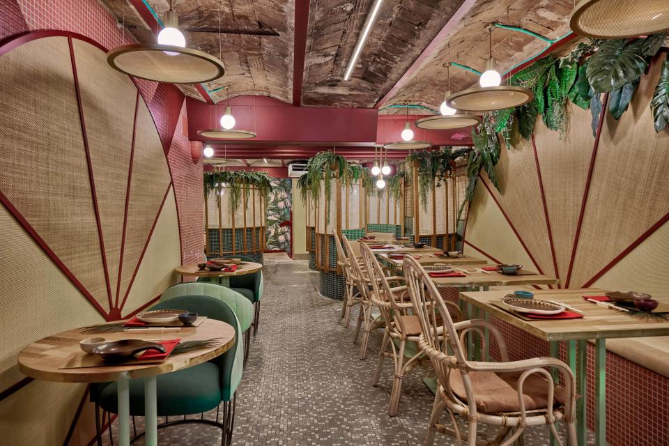 Tropical-inspired interior design of Kaikaya, Valencia's first sushi restaurant, featuring natural materials and vibrant decor.