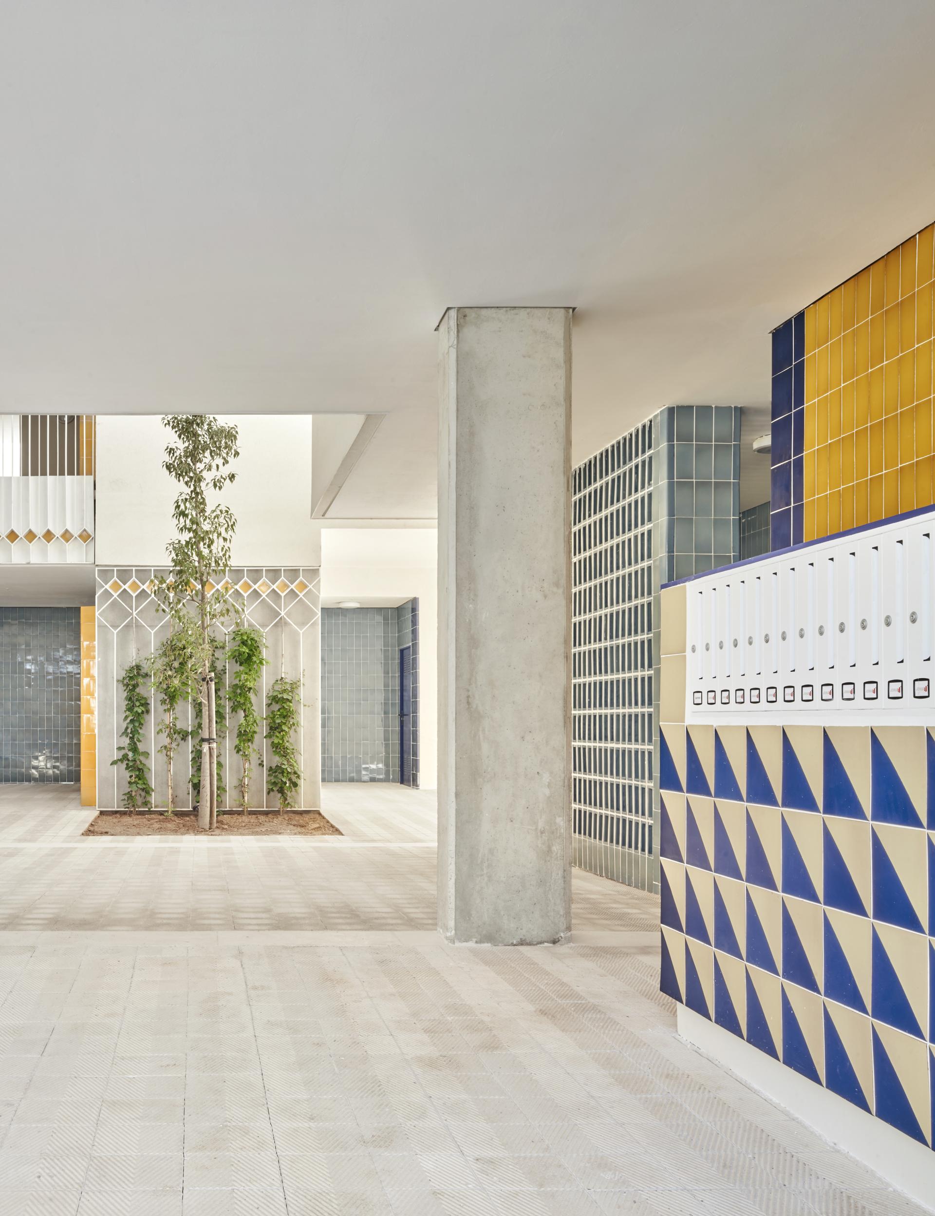 Modern entrance featuring innovative ceramic tile designs and greenery, highlighting the cutting-edge use of Spanish ceramics.