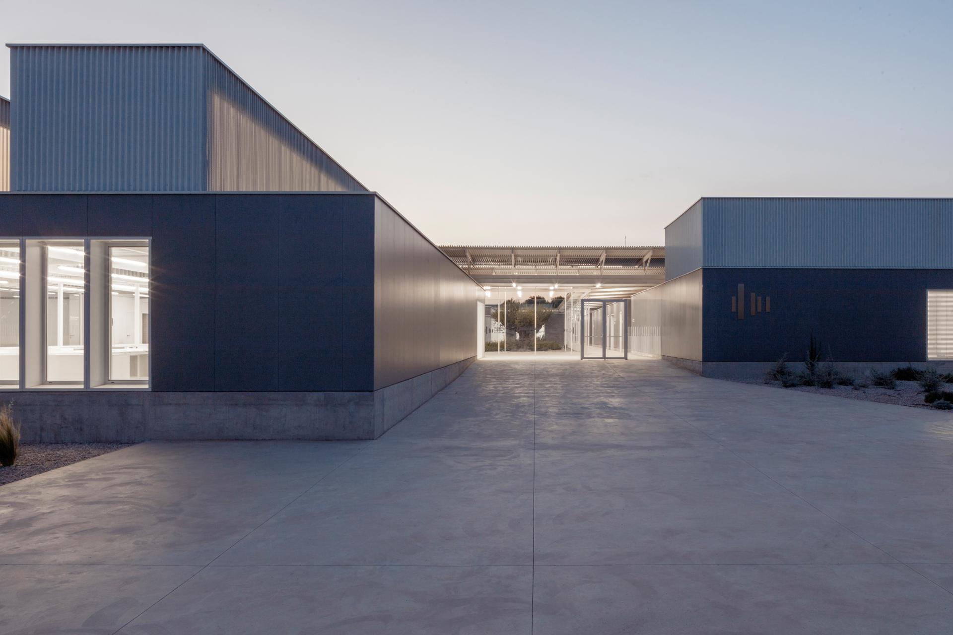 Modern architectural design featuring innovative ceramic elements and spacious pathways, highlighting the beauty of Spanish ceramics.