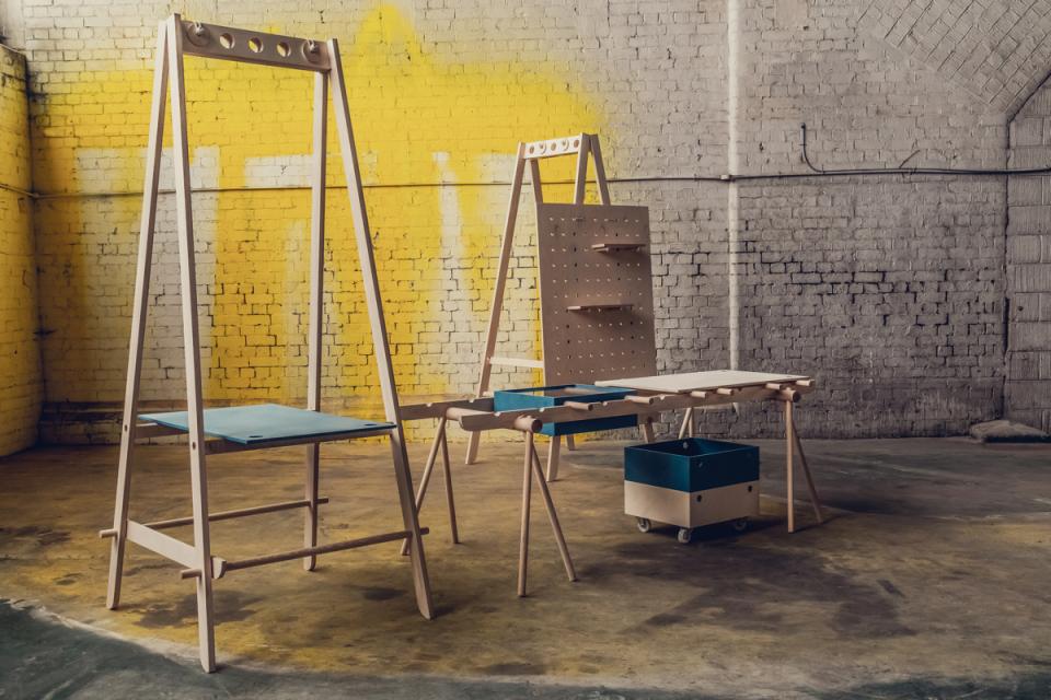 Flexible furniture system designed for pop-up shops, featuring customizable tables and storage solutions in a contemporary setting.