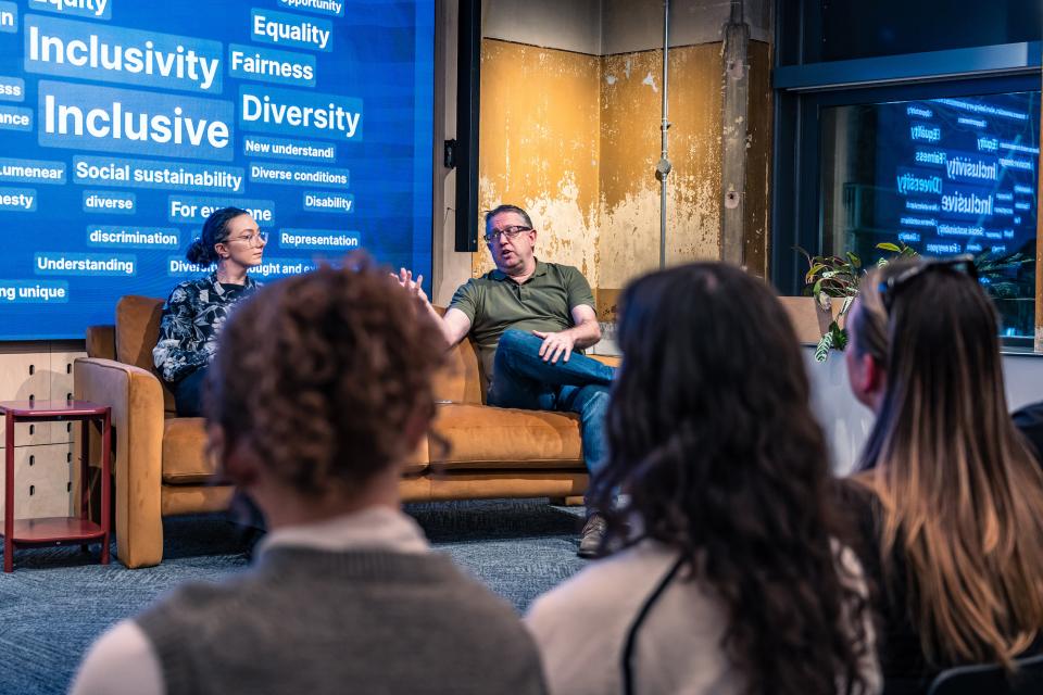 Words on the screen in a seminar setting