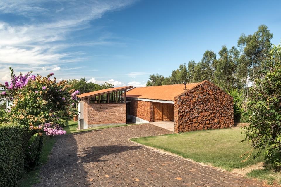 Modern holiday home in Brazil, showcasing natural materials and vibrant landscaping, designed by Solo Arquitetos.