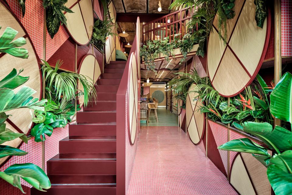 Tropical interior design featuring lush greenery and unique decor elements at Valencia's Kaikaya sushi restaurant.