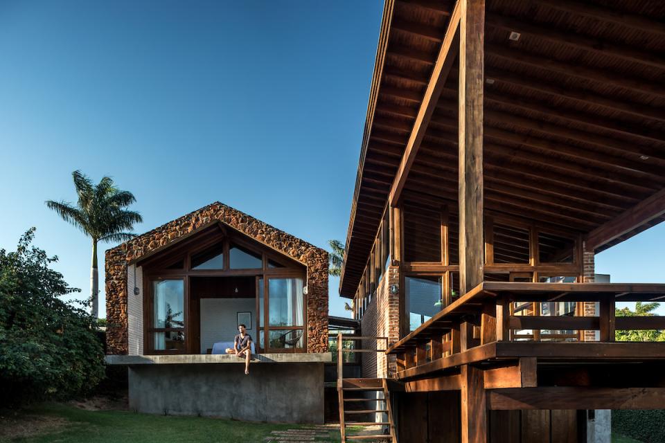 Modern holiday home, The Lake House by Solo Arquitetos, featuring natural wood and stone design elements in Brazil.