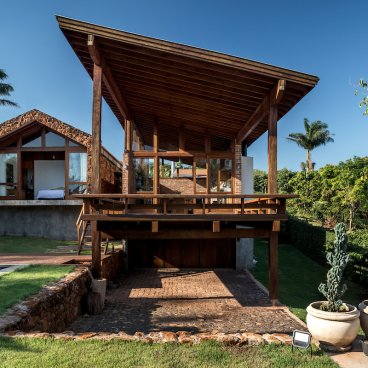 Contemporary Lake House designed by Solo Arquitetos, showcasing natural materials and harmonious integration with its lush surroundings.