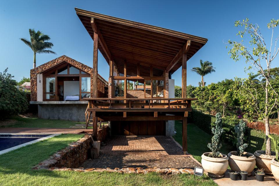 Contemporary Lake House designed by Solo Arquitetos, showcasing natural materials and harmonious integration with its lush surroundings.