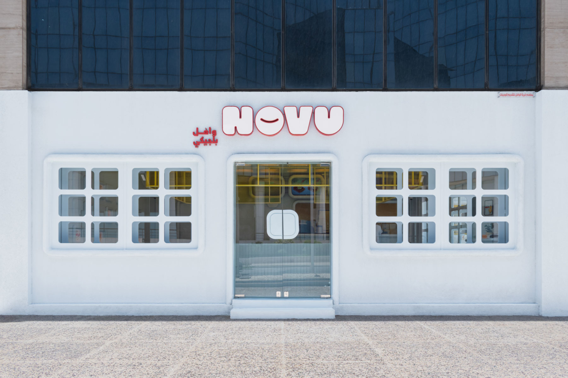 Futuristic facade of Novu Waffle by Masquespacio, showcasing innovative design with white walls and distinctive window patterns.