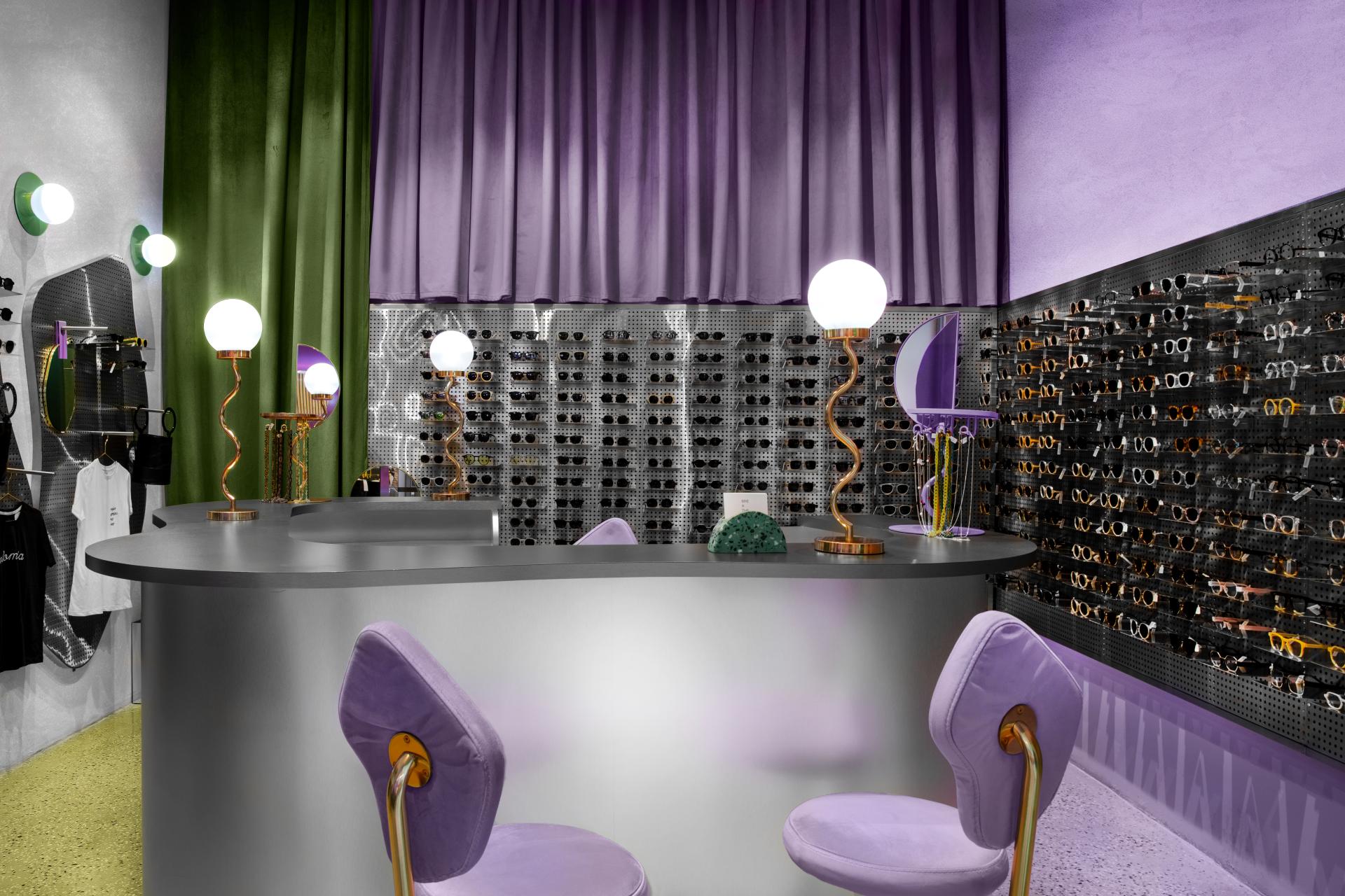 Stylish interior of Breathe's sunglasses store in Colombia, featuring modern displays and vibrant decor by Masquespacio.