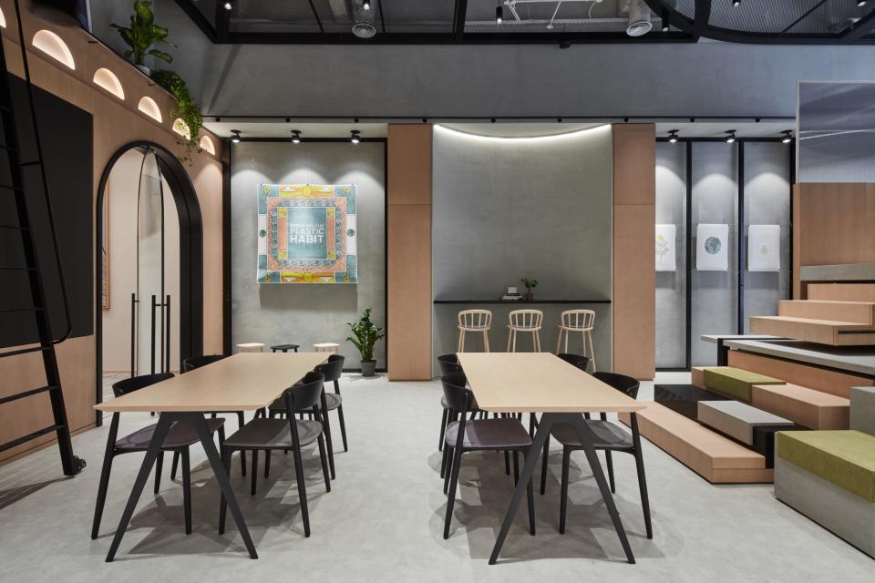 Versatile workspace design inside Roar Studio's Niche, showcasing modern furnishings and art in Dubai's ICD Brookfield Place.