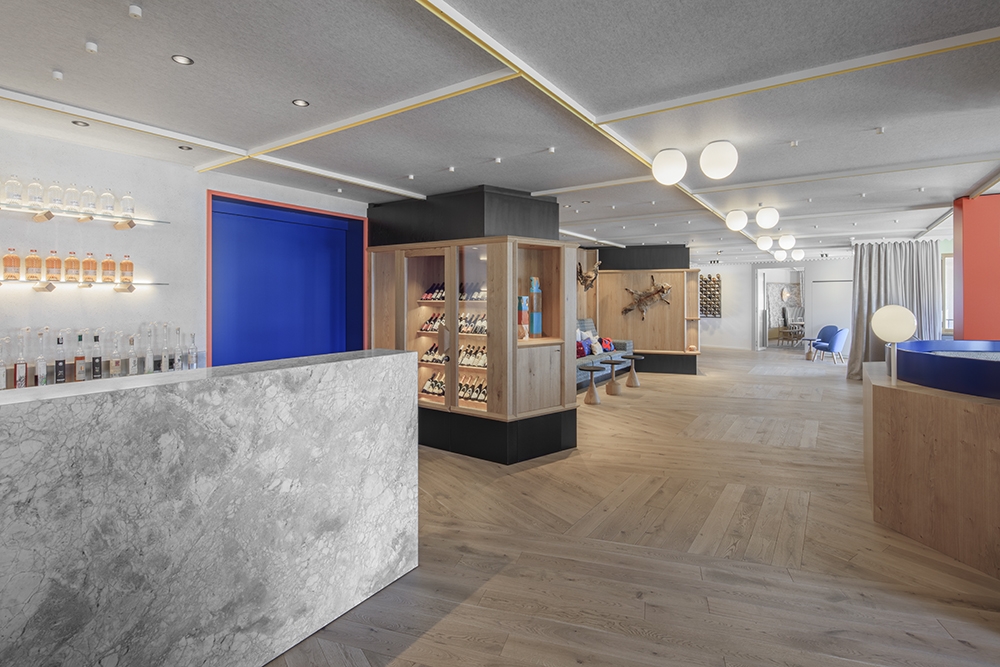 Hall ©Gustav Willeit Floor; ply oak wood planks. Ceiling; felt by Lanisor and yellow and white spruce wood moulding. Ceiling lights Dioscuri by Artemide