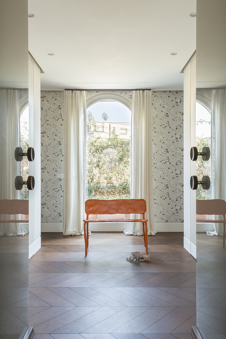 Dressing room. Clay Bench by Maarten Baas; wardrobes custom designed by Alvisi Kirimoto; wallpaper by Metamorphosi. ©Serena Eller Vainicher