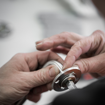Hands assembling d line's Re-handle® hardware, showcasing sustainable design methods to reduce CO2 emissions.