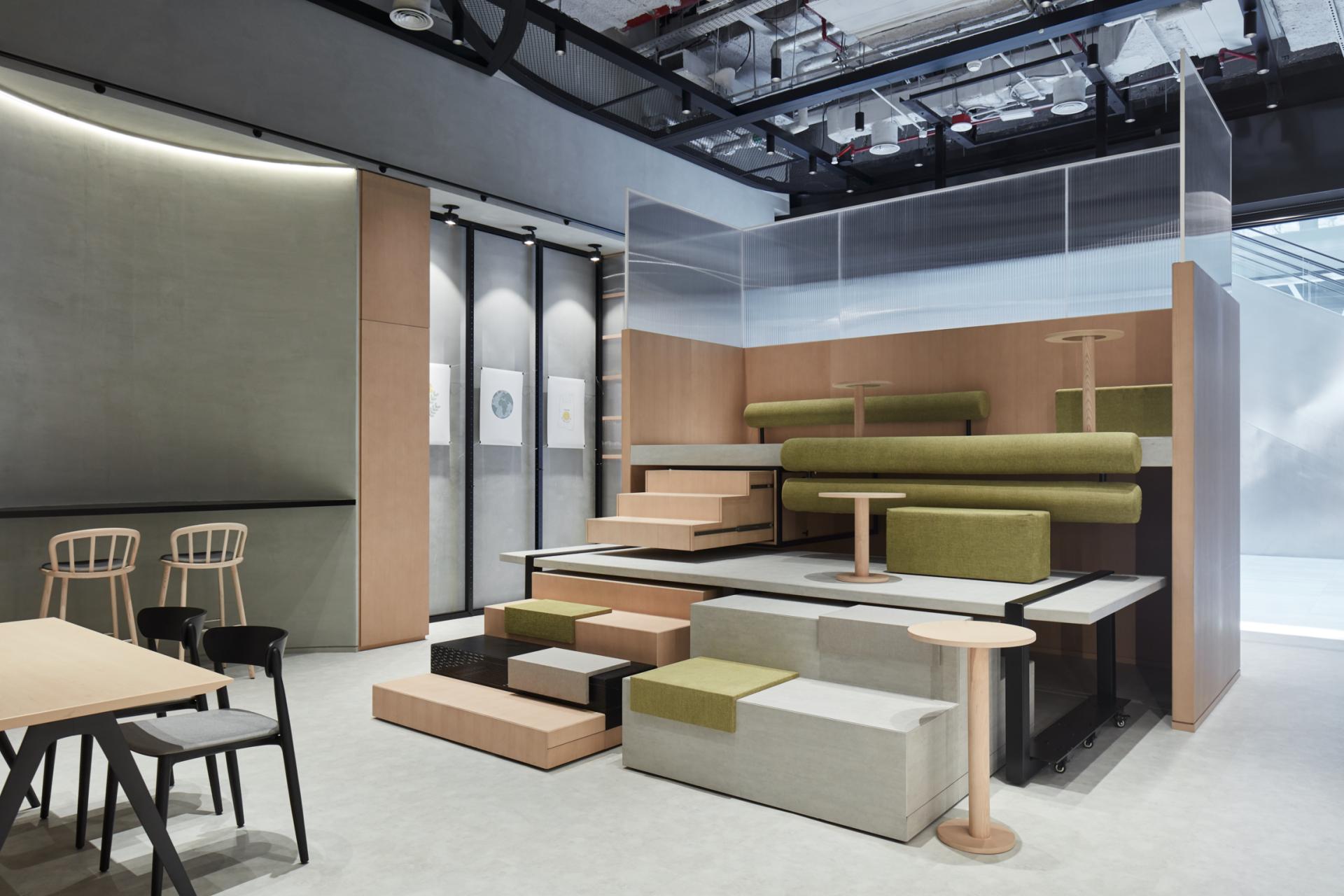 Modern workspace design featuring versatile seating and tables in Roar Studio’s Niche cultural hub at ICD Brookfield Place, Dubai.