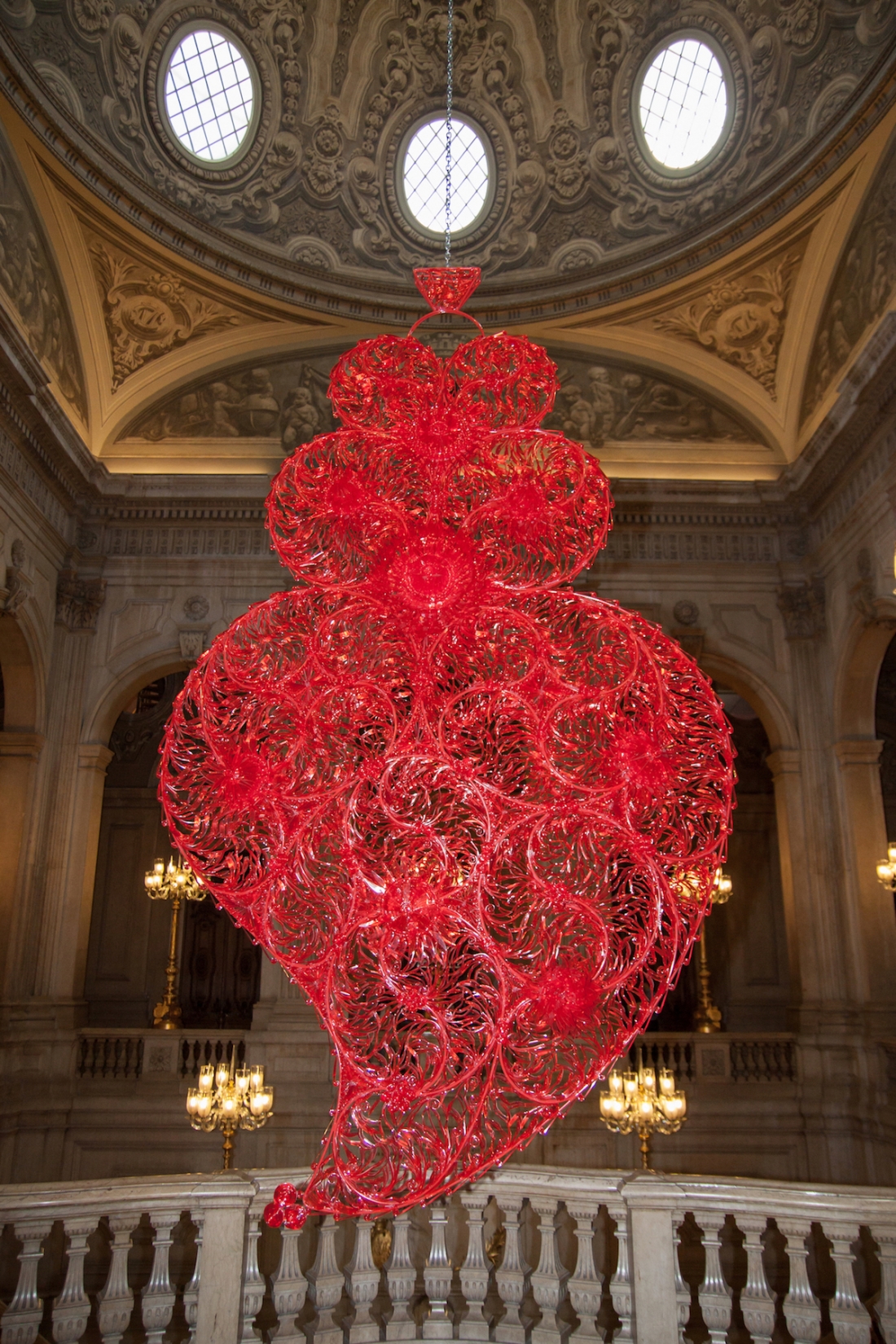 Joana Vasconcelos, Red Independent Heart, 2013. Courtesy Câmara Municipal de Lisboa