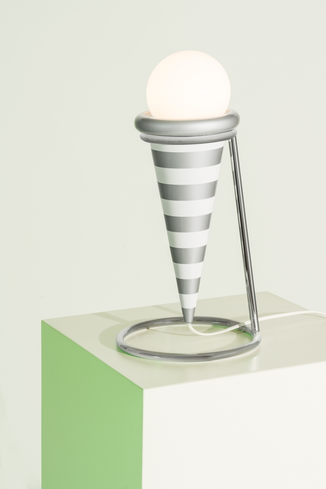 Gelato, Masanori Umeda, 2020 (based on a 1982 design), “Night Tales” Collection, Post Design. Lamp with aluminium structure, available in table, wall-mounted and ceiling versions. GLOBO 14W-E27 led bulb. Dimensions: table diameter 21, H 43 cm, appliqué diameter 15, H 40 cm; ceiling diameter 15, H 40 cm. Photograph © Delfino Sisto Legnani. Courtesy of Memphis srl.