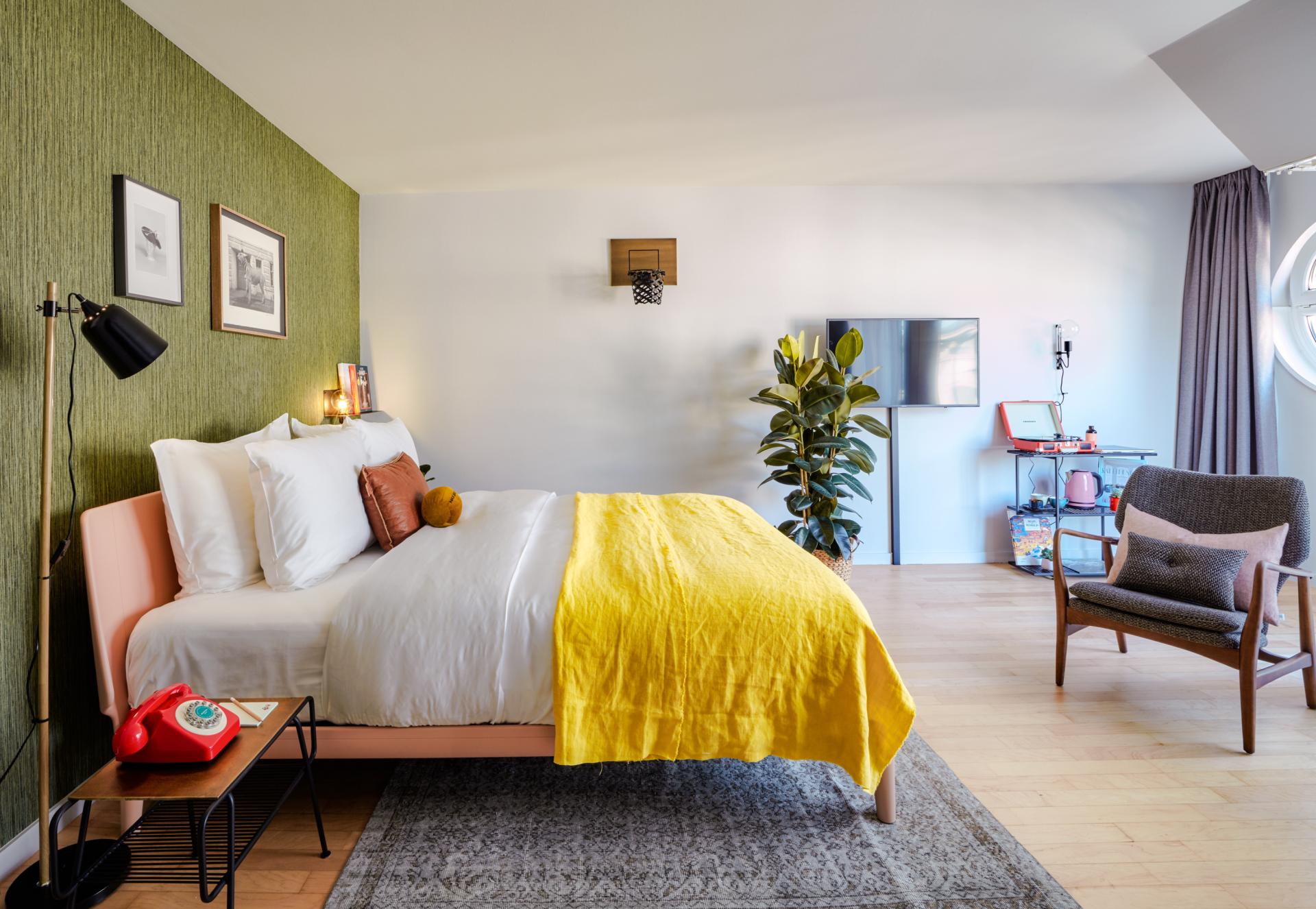 Cozy Max Brown Hotel room featuring vibrant décor, a comfortable bed, and stylish furnishings in Vienna's Neubau neighborhood.